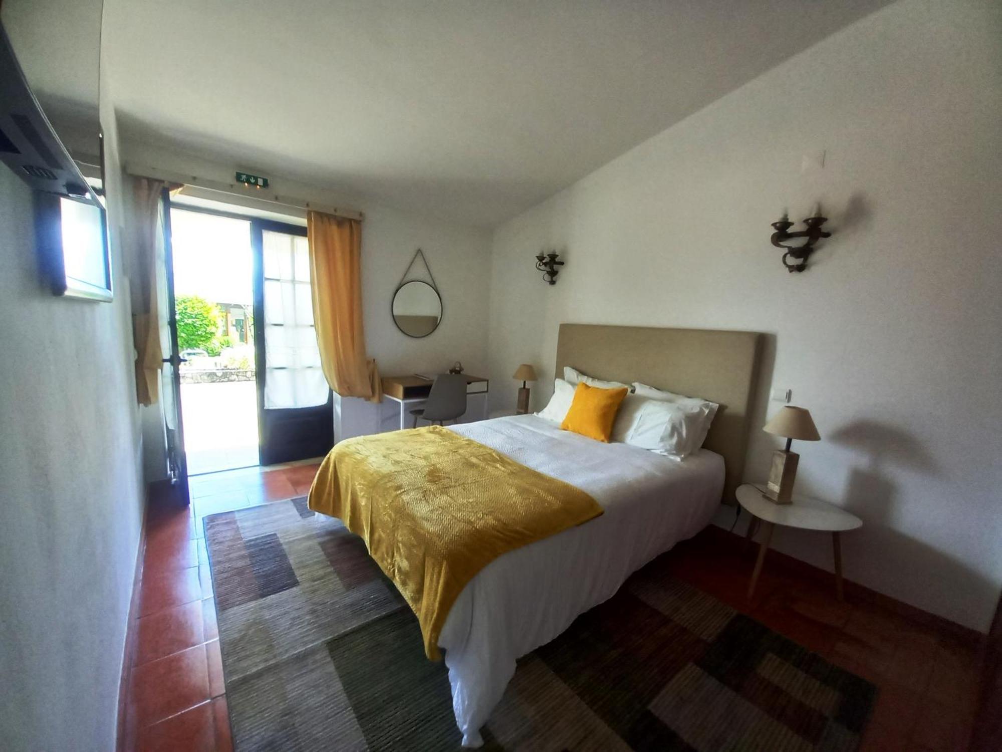 Quinta Aves - Double Bedroom 1